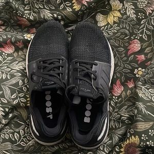 MENS BLACK ULTRABOOSTS SIZE 8